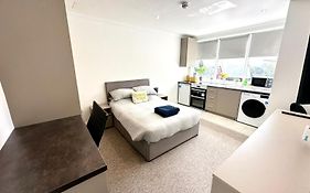 Sunny Modern, Private Apartment,15 Mins To Central London
